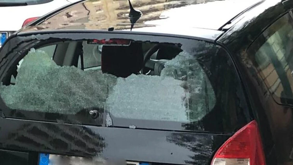 Bimbo bloccato in auto, passanti rompono vetro per liberarlo