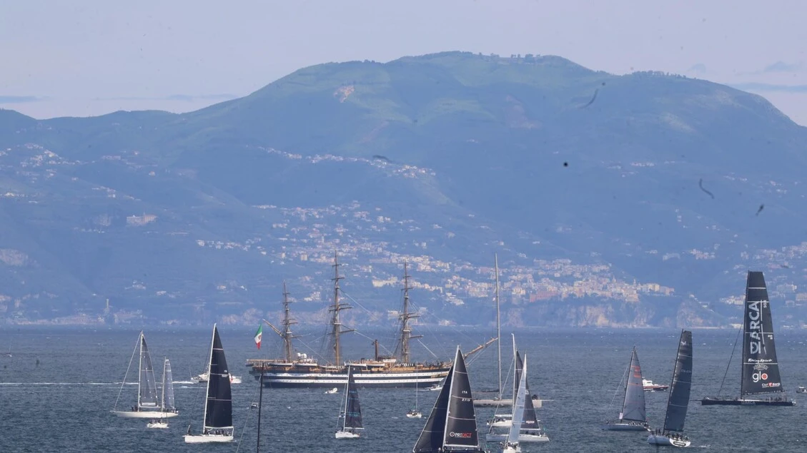 Napoli saluta l'Amerigo Vespucci, veleggiata nel golfo