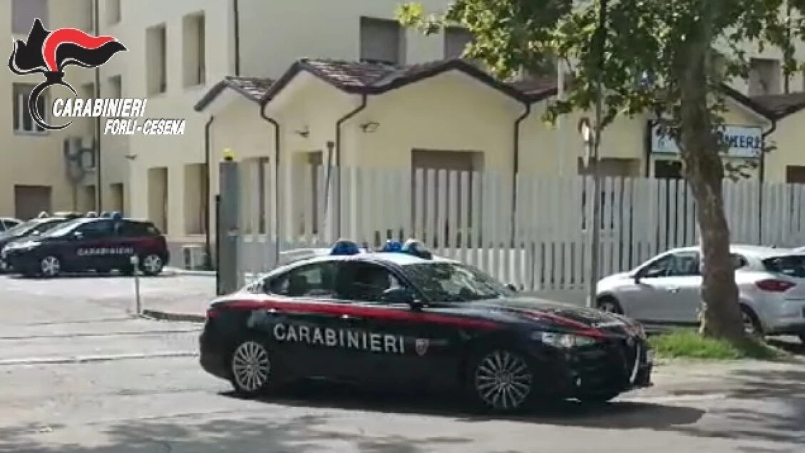 Aggredito con un coltello carabiniere spara, due feriti