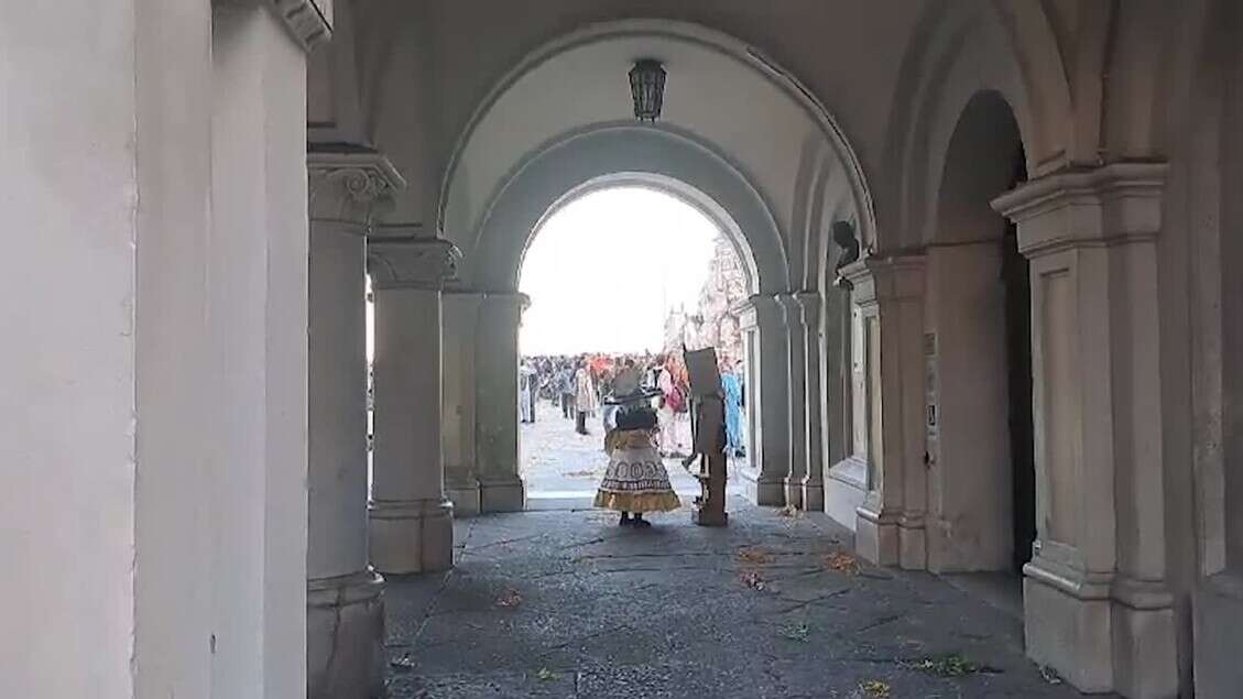 Carnevale a Trieste, folla in maschera riempie piazza Unita' d'Italia