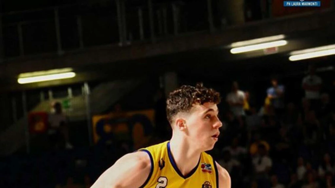 Con la Ferrari contro muro, condizioni cestista stabili