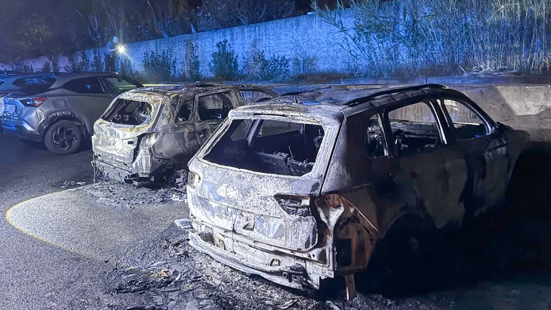 Incendio distrugge tre automobili in Calabria, possibile dolo