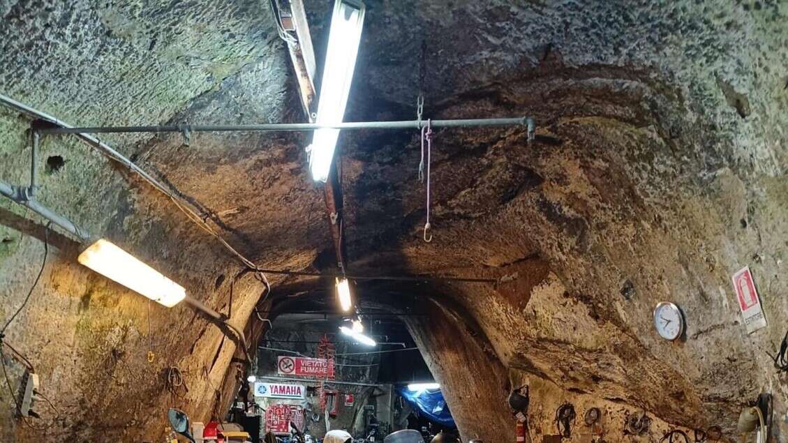 A Napoli rifugio antiaereo trasformato in officina meccanica