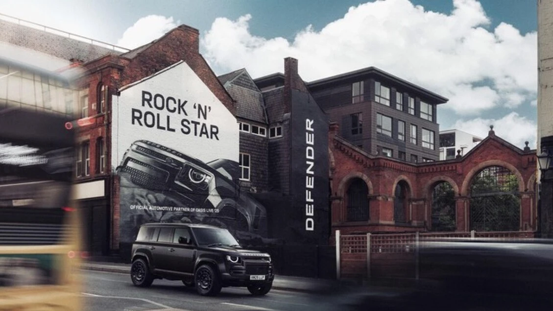 Land Rover Defender con gli Oasis per il tour mondiale
