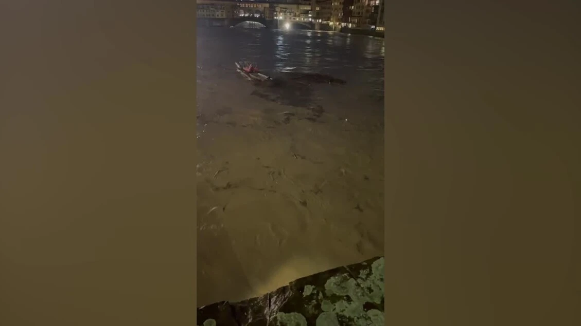 Firenze, il pontile dei Canottieri comunali trascinato via dalla corrente