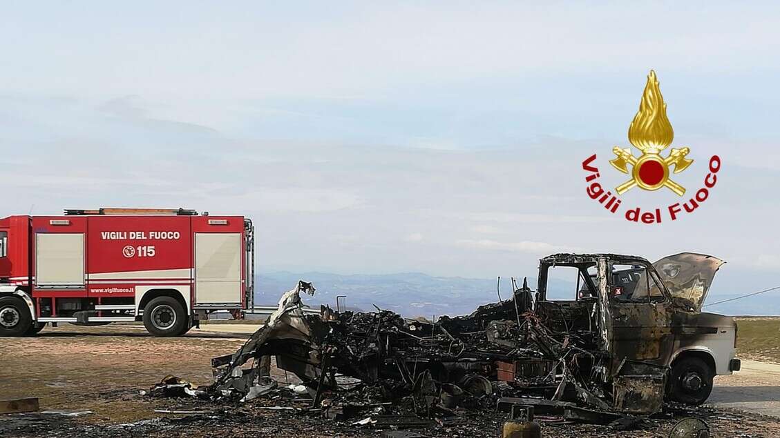 Camper distrutto dal fuoco in Umbria, gravi genitori e bimba