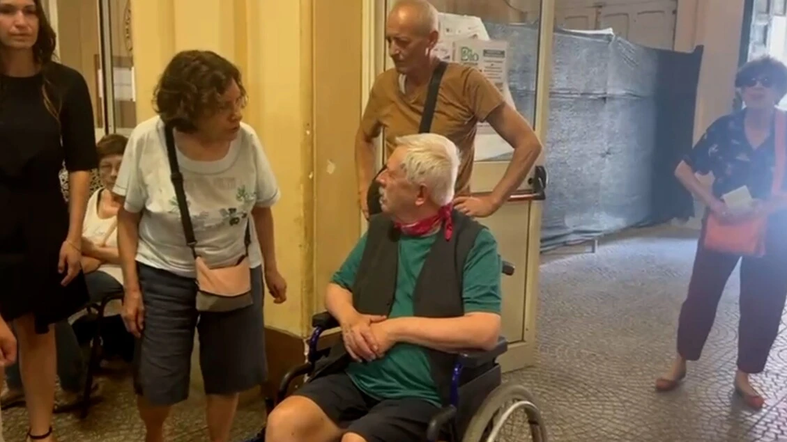 Anziani non riescono a votare, seggio al I piano senza ascensore