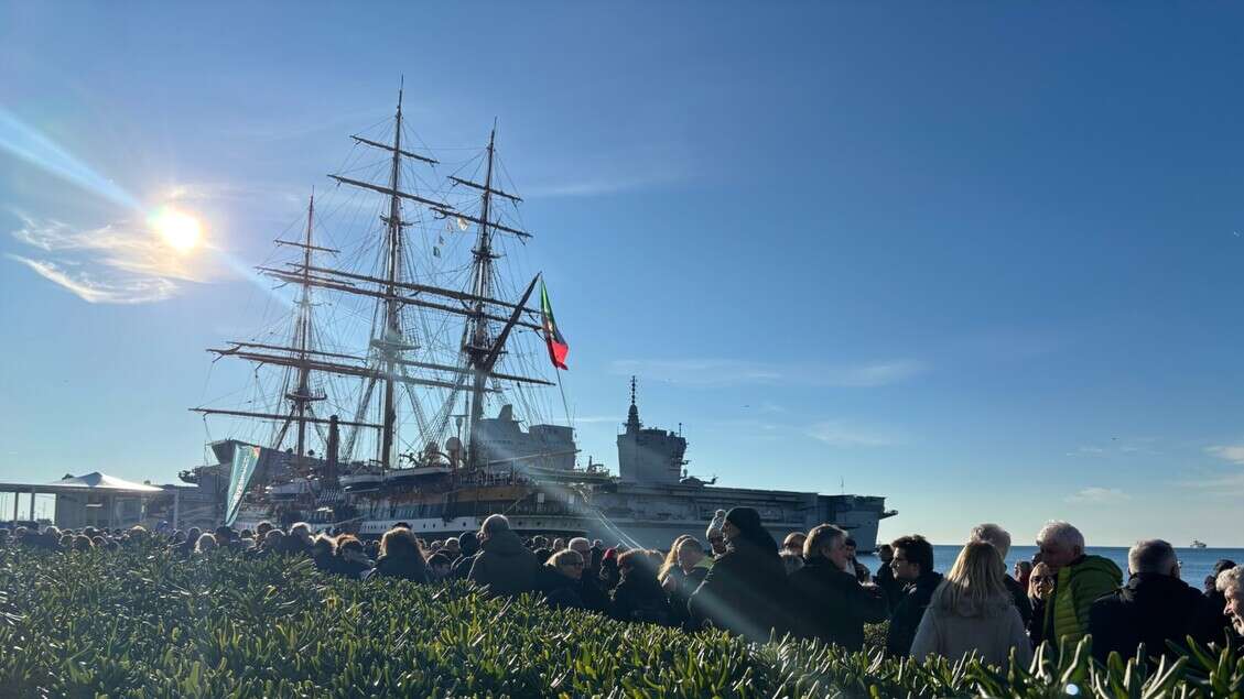 Boom di visitatori per il Vespucci ormeggiato a Trieste