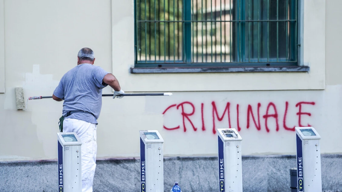 Scritte no vax e minacce ai medici su vetrate Spisal di Vicenza