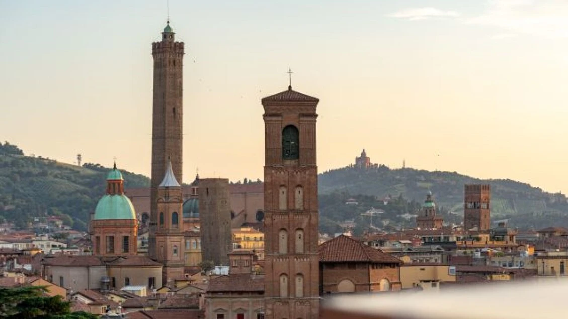 Completato il restauro, torna visibile la torre dell'Unibo