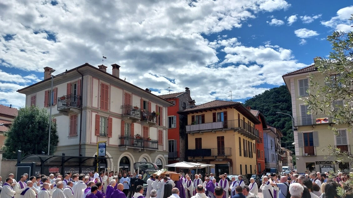 Funerale giovane prete, vescovo 'curare di più anima'