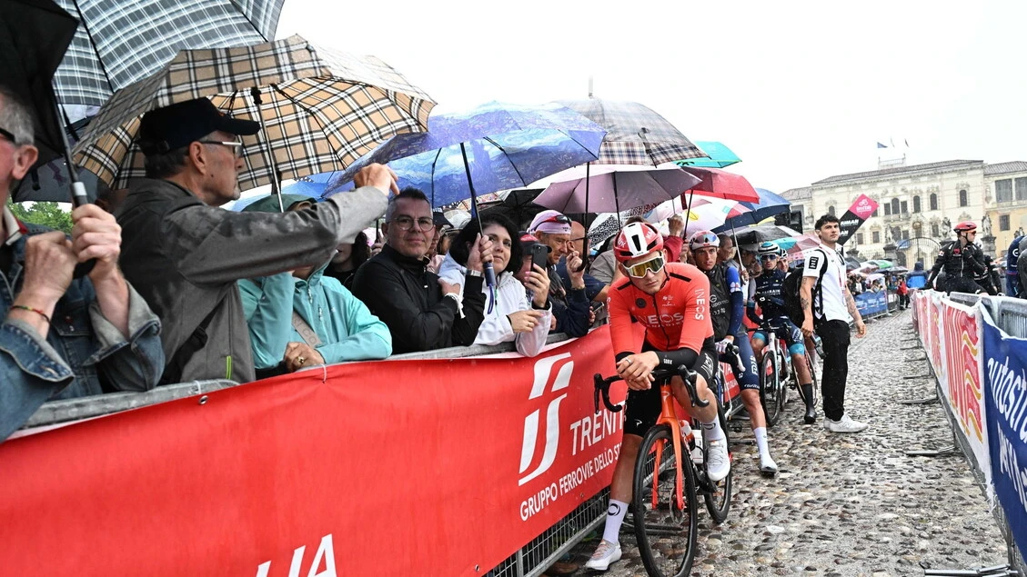 Giro: paura per Martinelli, scivola e precipita in un dirupo