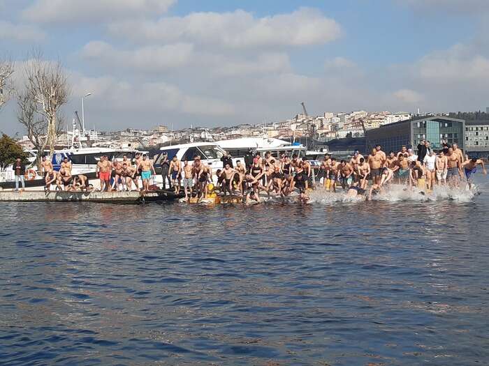 A Istanbul il lancio della croce nel Corno d'Oro per l'Epifania