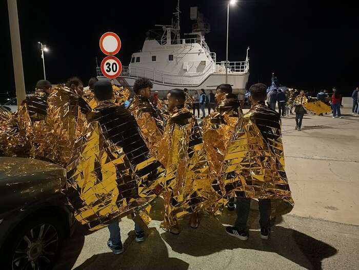 Migranti: 99 sono sbarcati nel porto di Crotone