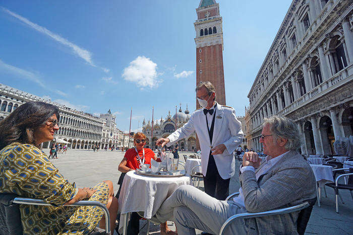 Caffè Florian cede al caldo, camerieri senza giacca e papillon