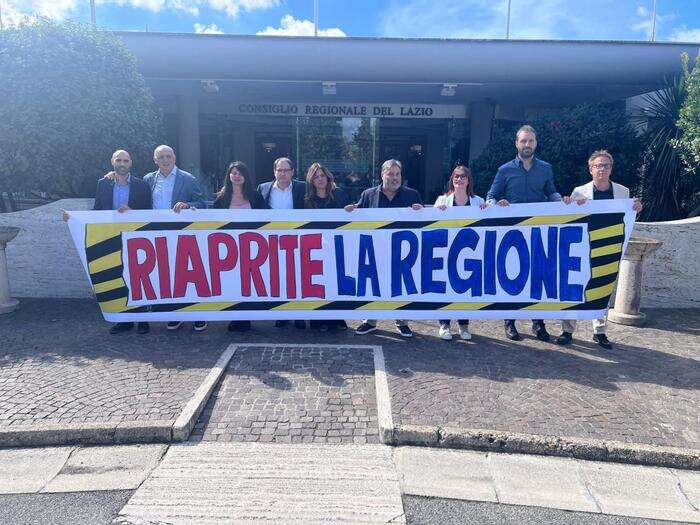 'Riaprite la regione', flash mob opposizioni Lazio contro stallo