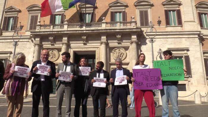 Educazione sessuoaffettiva, flash mob di AVS davanti a Montecitorio