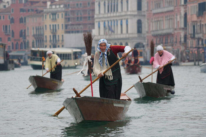 A Venezia la Befana arriva in barca sul Canal Grande