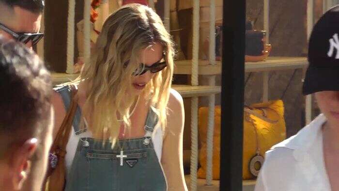 Passeggiata con shopping per Chiara Ferragni a Capri