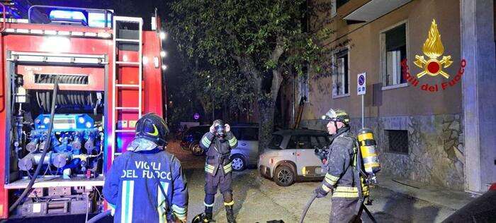 Incendio di notte a Modena, dieci persone salvate, due feriti