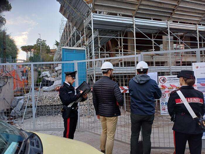 Cade dall'interno di cantiere edile,muore operaio nel Trevigiano