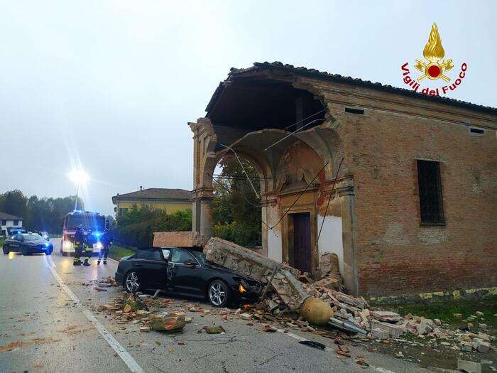 Auto contro una chiesa, 30enne muore nel Bolognese