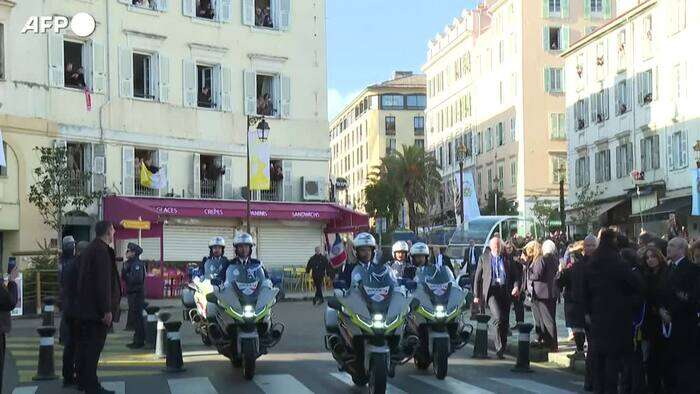 Ajaccio, il Papa sosta in preghiera davanti alla 