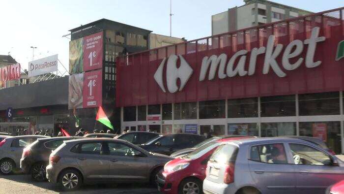 Presidio pro Palestina a Milano, manifestanti invitano al boicottaggio di Carrefour