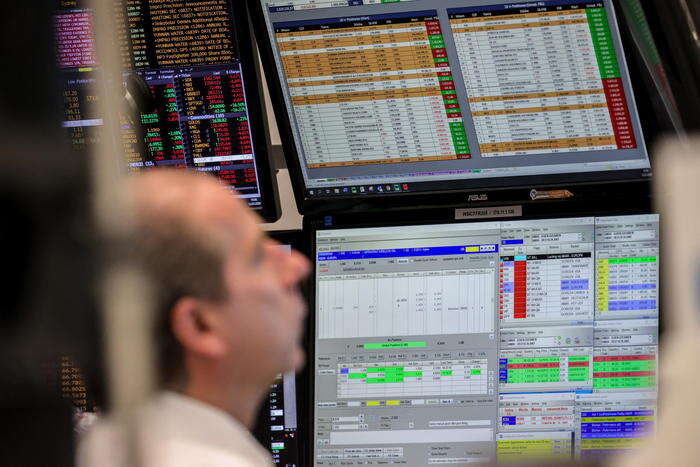 Borsa: l'Europa viaggia cauta, lo spread resta a 145 punti