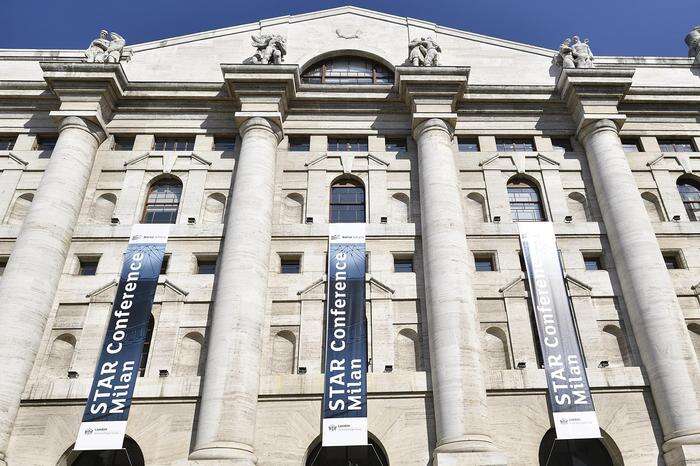 Borsa: Milano apre in ribasso, -0,35%