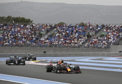 F1: Francia; a metà gara Verstappen va in testa, 8/o Leclerc