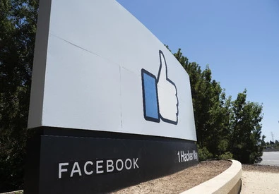 Facebook sfida Apple-Google su contributi chiesti ai creator