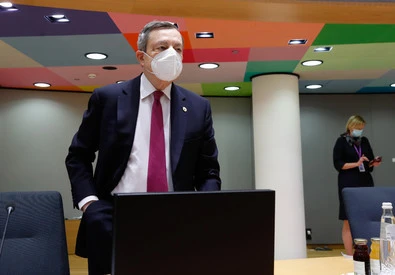 Draghi: 'Non siamo fuori dalla pandemia, serve attenzione'