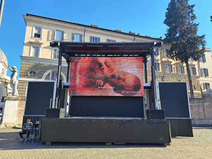 Pro Vita, proiezione in piazza del Popolo di Baby Olivia