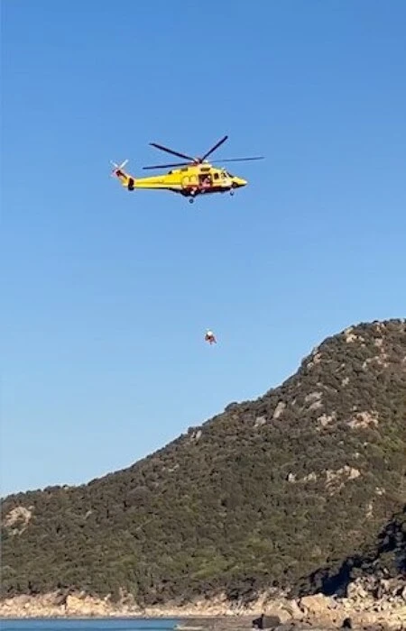 Undicenne cade sugli scogli in Sardegna, arriva l'elisoccorso