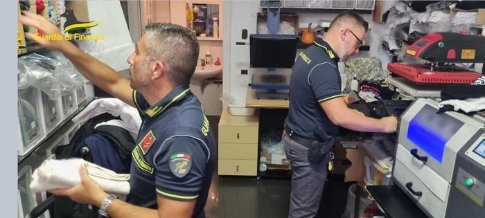 Stamperia di marchi contraffatti scoperta da GdF a Pavia