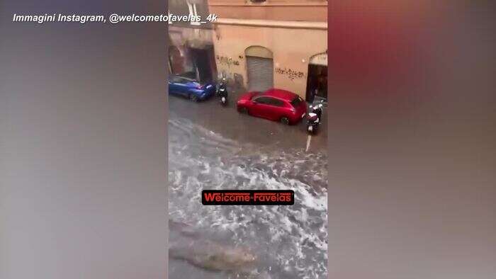 Bomba d'acqua a Roma, strade allagate vicino al Vaticano