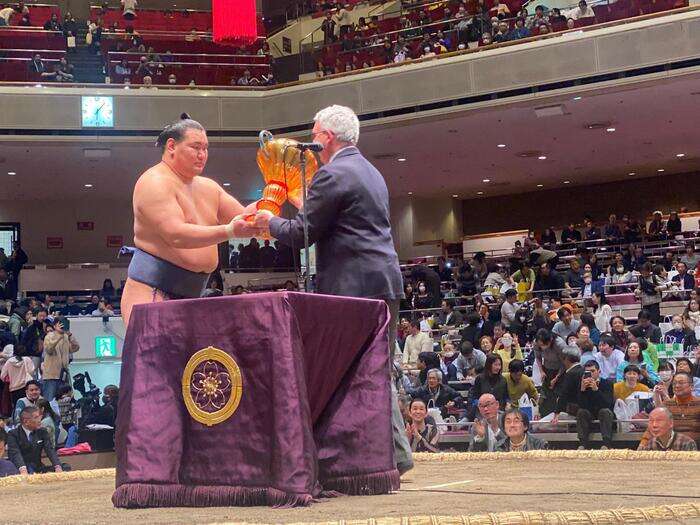 Al Gran Torneo di Sumo a Tokyo consegnato il Trofeo italiano