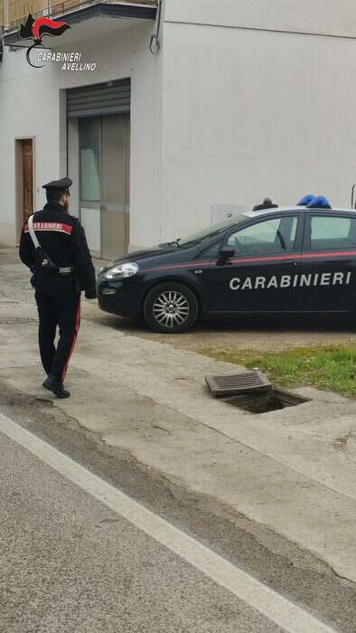 Cade in tombino per recuperare chiavi, Cc e cittadini lo salvano