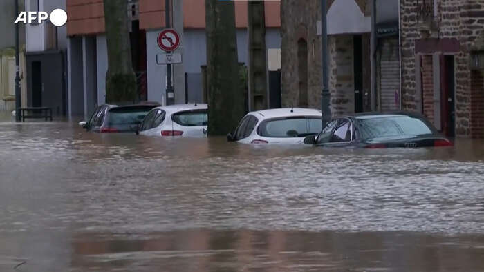 Francia, strade allagate a Rennes a causa di forti piogge