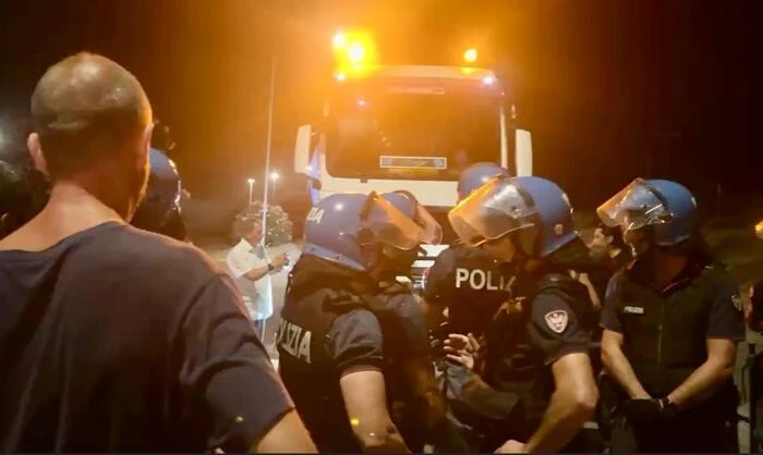 Proteste nel porto di Oristano per carico di pale eoliche