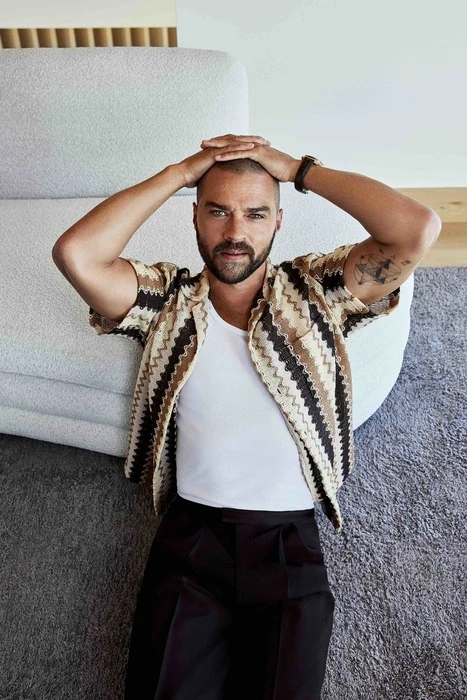 Costiera, nuova serie con Jesse Williams diretta da Bernstein