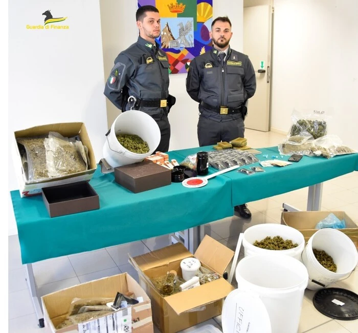 Nel negozio cannabis light vende cocaina e sigarette proibite