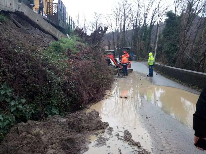 Maltempo, frana rompe condotta del gas nel genovese