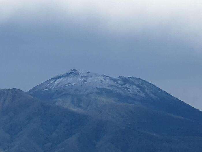 Maltempo: Vesuvio imbiancato, prima neve del 2025 sul vulcano