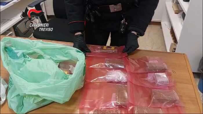 Spaccio di hashish ed estorsioni, 16 minorenni indagati