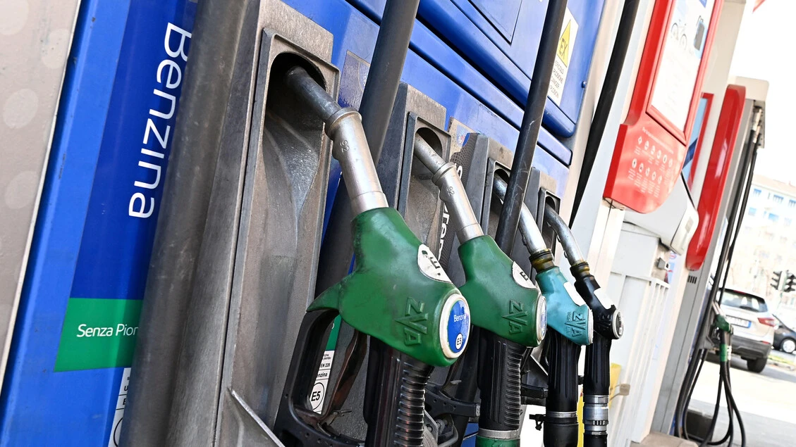 Codacons, in un mese benzina -1,1% ma petrolio -13%