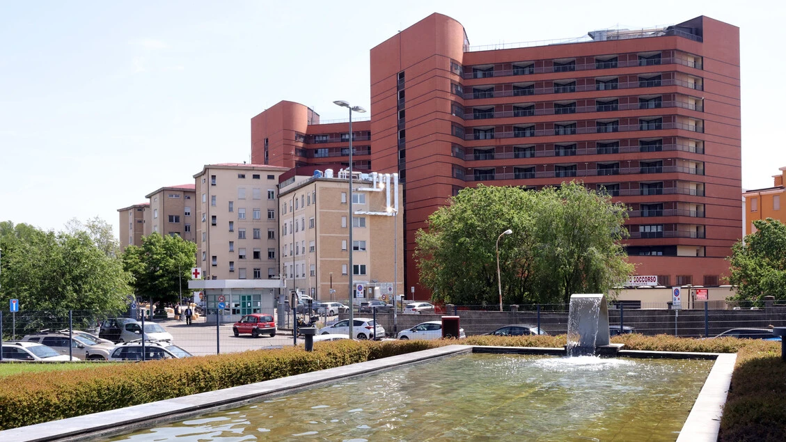 Cade dalla finestra, ragazza di 22 anni gravissima a Pavia