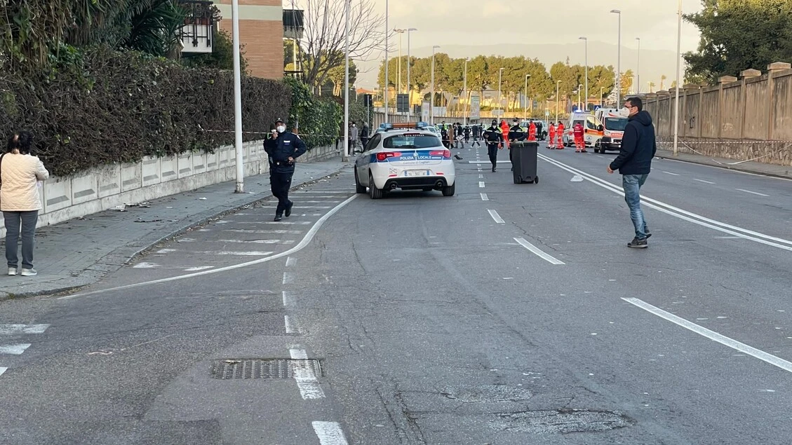 Gravissima mamma con neonata in carrozzina investita da un'auto