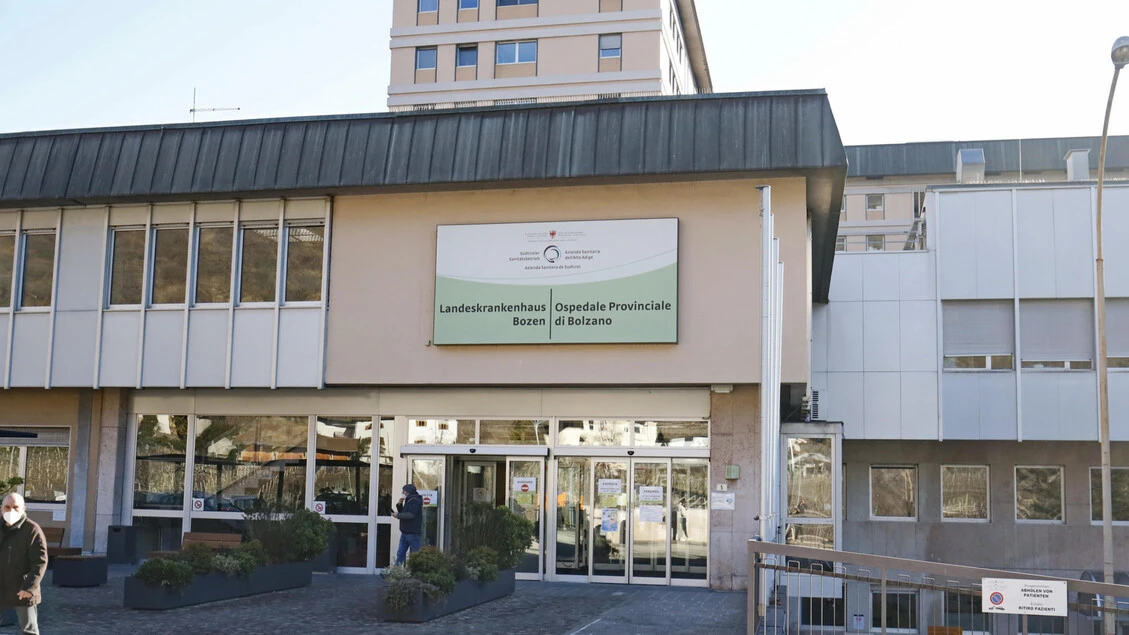 Picchia la moglie davanti all'ospedale di Bolzano, arrestato